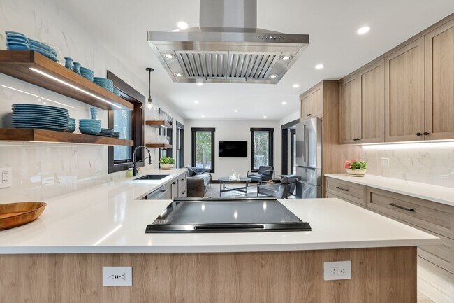 Building Photo - Luxury 3 bedoom/2.5 bathroom Home w/ Hot Tub