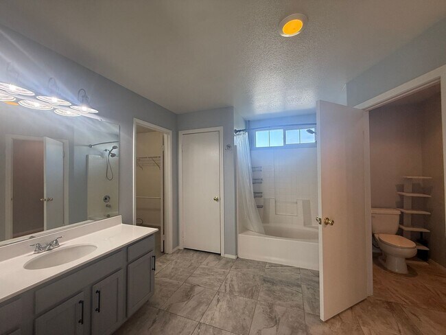 Building Photo - 45719 Caledonia Ct