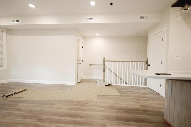 Building Photo - 701 E 2nd St