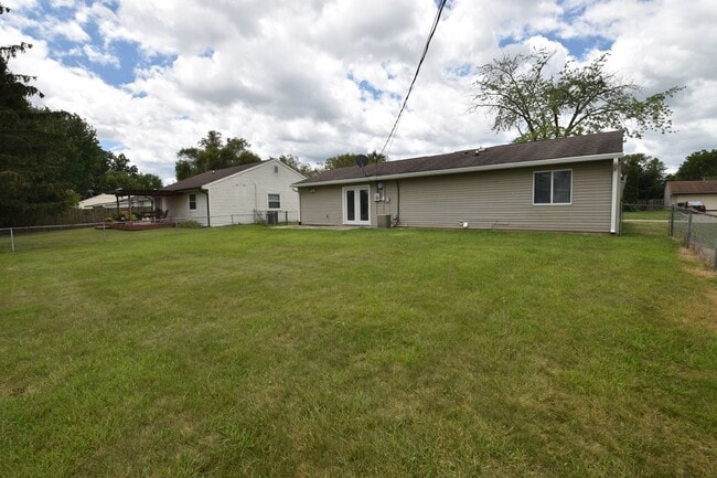 Building Photo - 3 Bedroom, 1 Bath Ranch in Greenfield