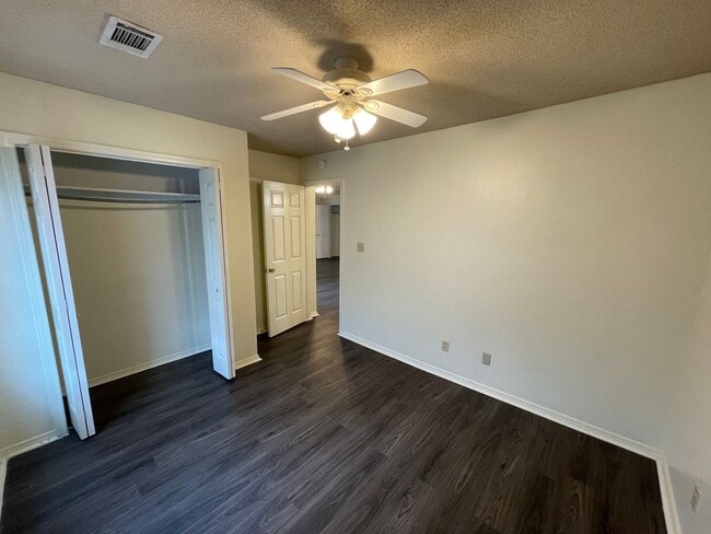 Building Photo - Gorgeous 3 Bed / 2 Bath Home in Van Buren