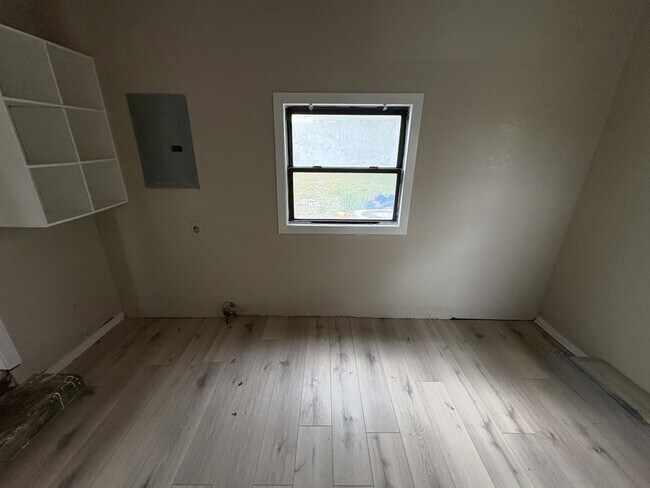 Building Photo - 240 East 30th St N