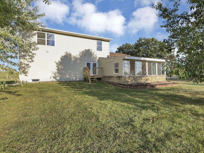 Building Photo - Your country retreat awaits!