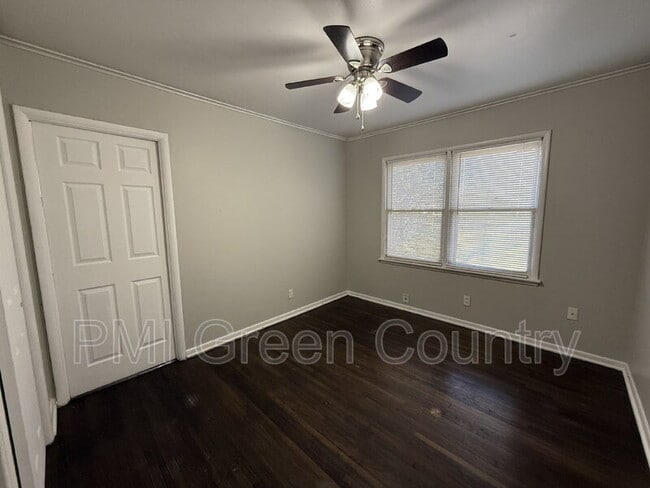 Building Photo - 1017 E 38th Pl