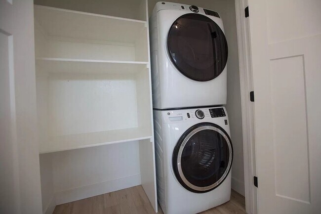 Building Photo - Luxury Townhome in Quiet Neighborhood