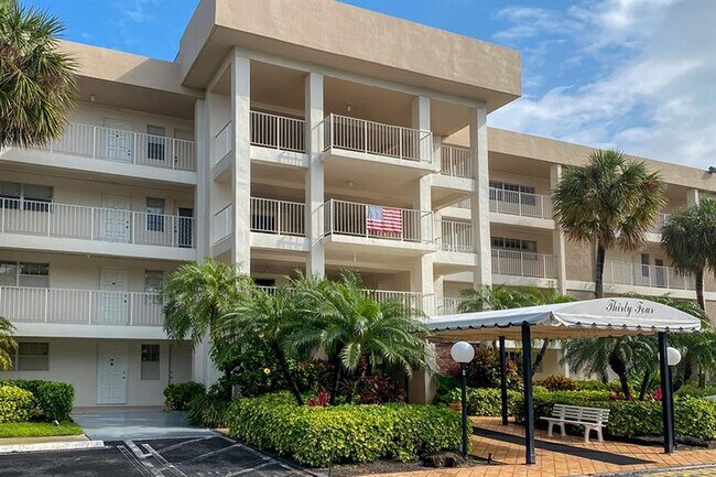 Building Photo - 3051 S Palm Aire Dr
