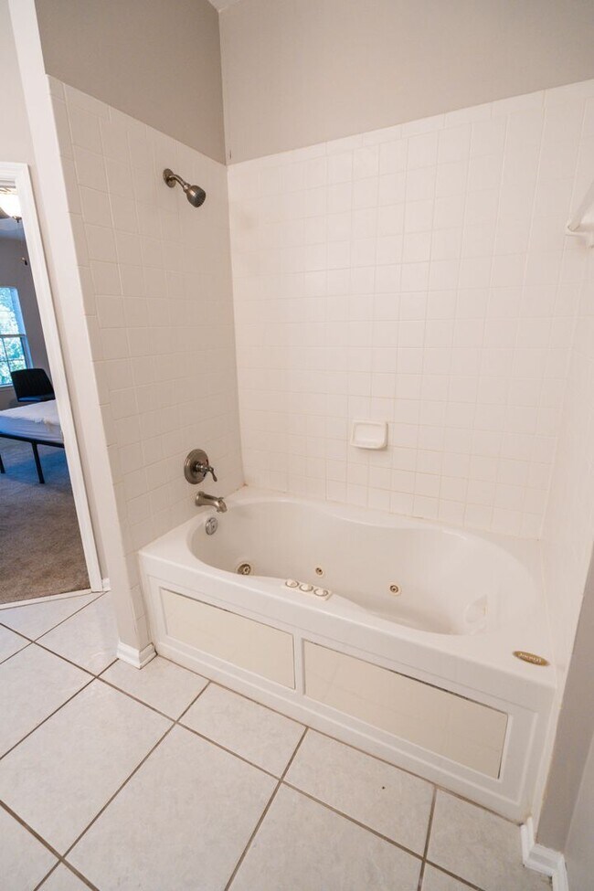 Building Photo - Beautiful 3 Bedroom 2 1/2 Bath Condo