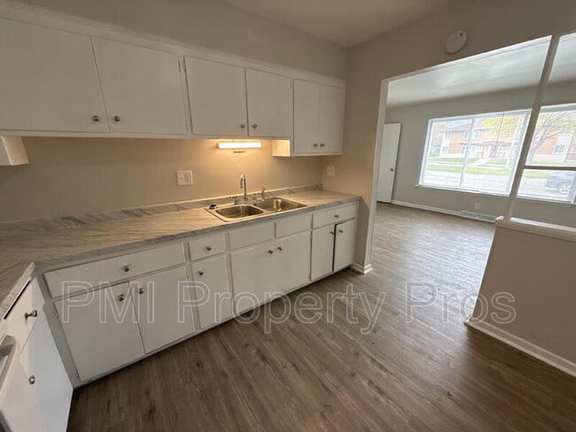 Building Photo - 7701 W Hampton Ave