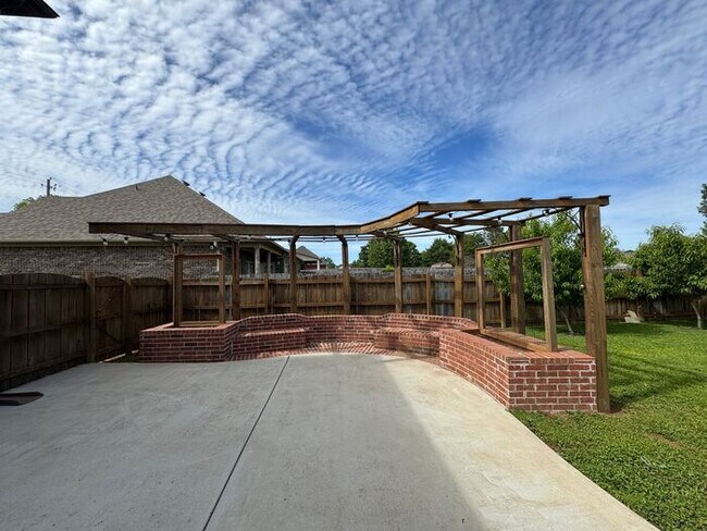 Building Photo - Fenced yard, great location