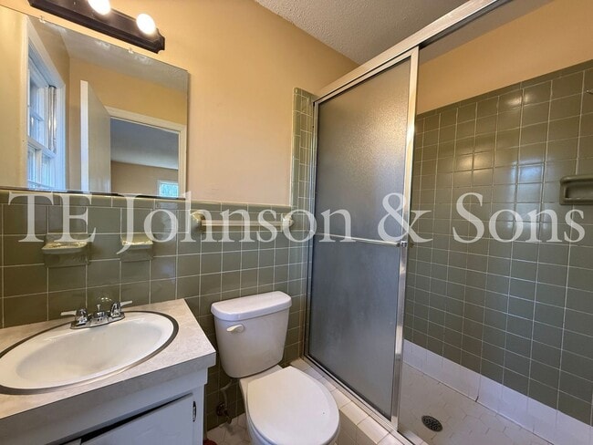 Building Photo - Spacious 4BR Home with Finished Basement, Screened Porch & Garage in Winston-Salem