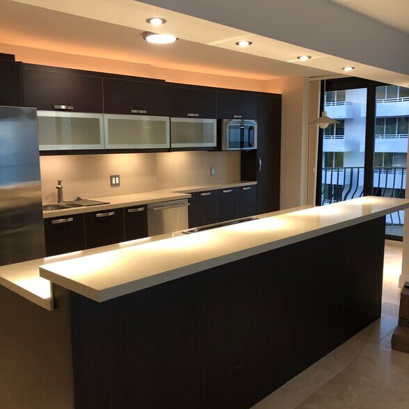 Building Photo - 8877 Collins Ave