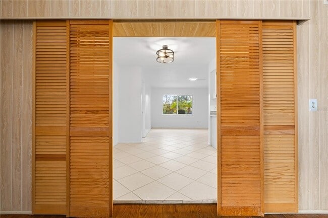 Building Photo - 2814 20th Ave Dr W