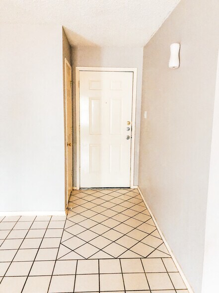 Building Photo - 6104 7th Dr