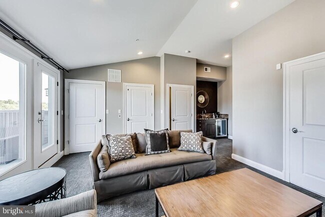 Building Photo - 10821 Symphony Park Dr