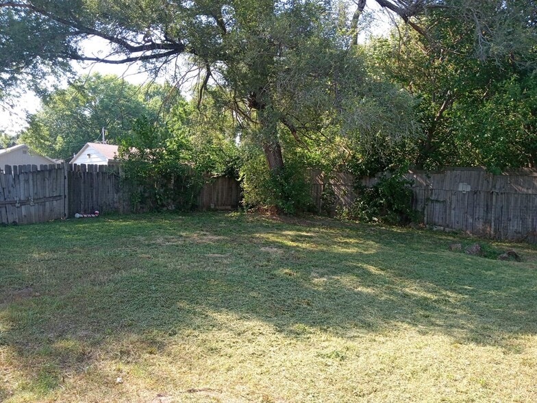 Back yard - 822 S Woodland Ave