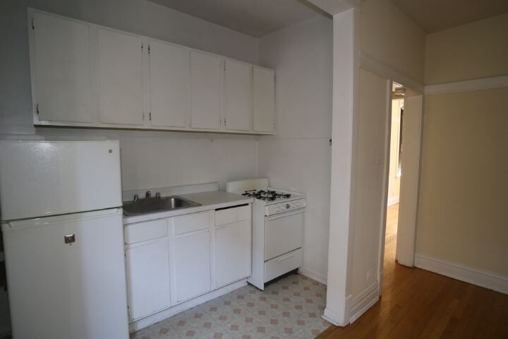 Building Photo - 726 W Barry Ave