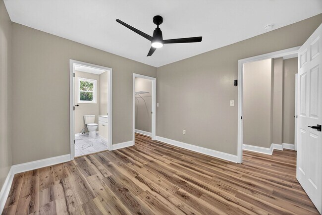 Building Photo - 2218 Holt Dr