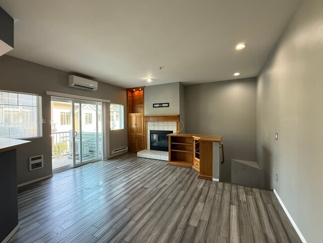 Building Photo - Updated Kent Townhome - Private Garage & AC