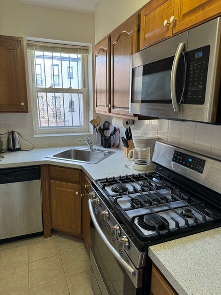 Building Photo - 373 4th St