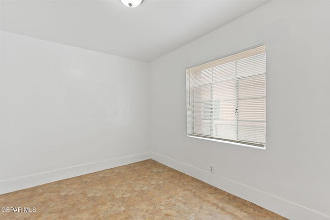Building Photo - 325 Vista Hill Dr