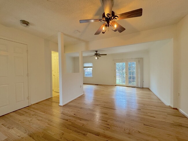 Building Photo - Inviting Townhome with Abundant Space & Co...