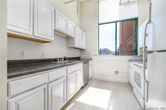 Building Photo - 390 Charles St