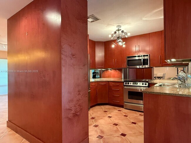 Building Photo - 1728 NE 39th St