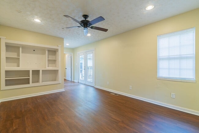 Building Photo - Conveniently located Midtown home - near h...