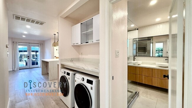 Building Photo - Your Ideal Modern Retreat with Enclosed Yard