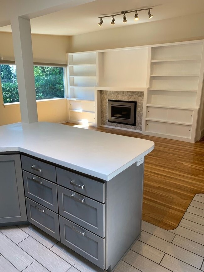 Building Photo - Beautiful and spacious 3 bed + office area...