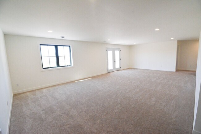 Building Photo - Luxury Country Side Living: 4 bed 3 bed St...