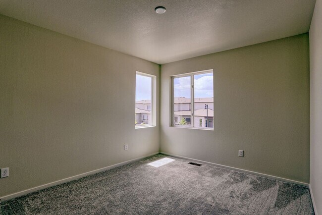 Building Photo - 4768 Champlain Dr