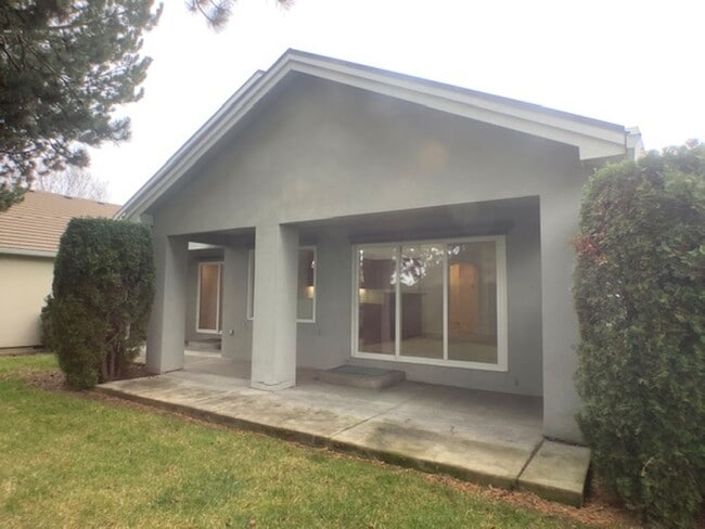 Building Photo - Three bedroom home in gated Alder Creek Community! | Available December