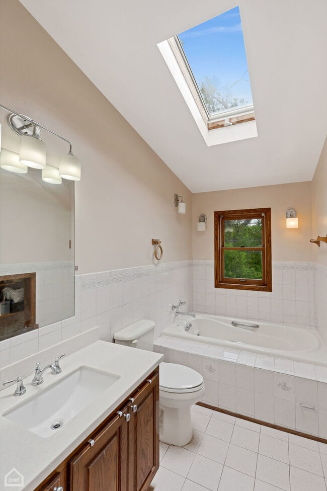 Building Photo - 4550 W Thorndale Ave