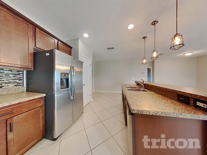 Building Photo - 4887 Rockvale Dr