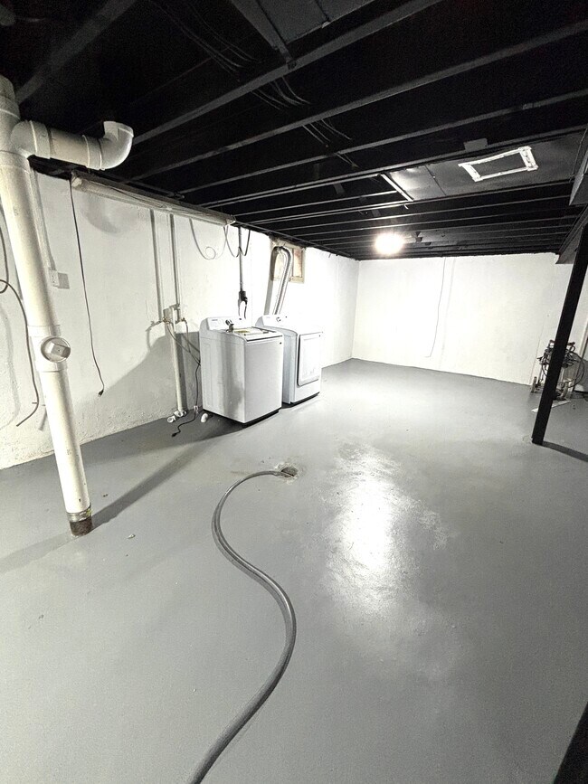 Building Photo - 5025 Lenox Ave