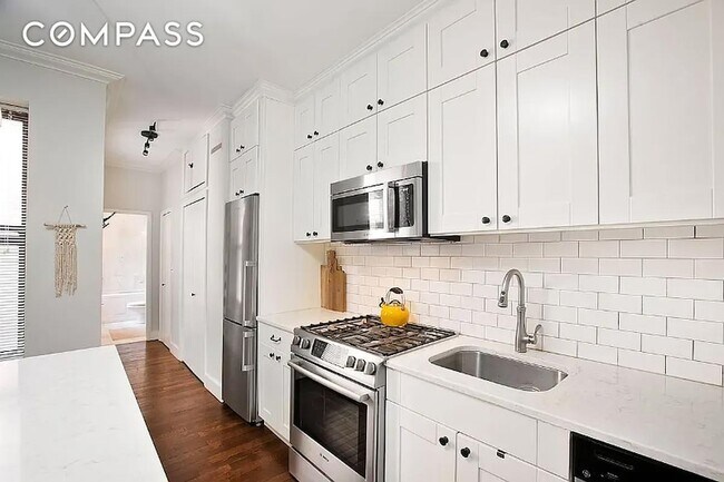 Building Photo - 314 W 94th St