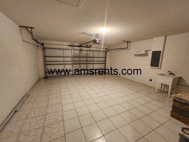 Building Photo - Large 4/2 Home With 2 Car Garage In Poinciana