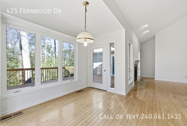 Building Photo - 425 Fernwood Dr