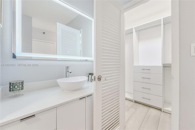 Building Photo - 100 Lincoln Rd