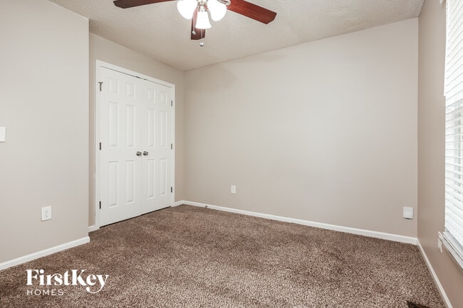 Building Photo - 8405 Old Carriage Ct