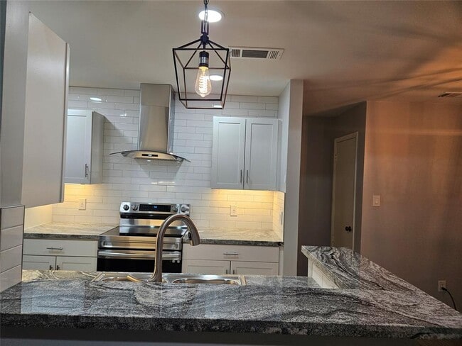 Building Photo - 2209 Singletree Ave