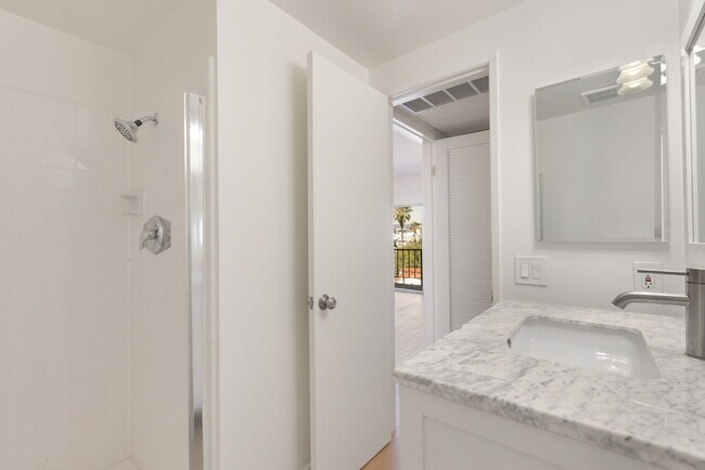 Building Photo - 1115 S Elm Dr