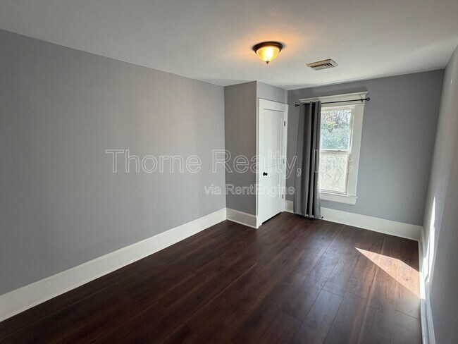 Building Photo - 835 Sunset Ave