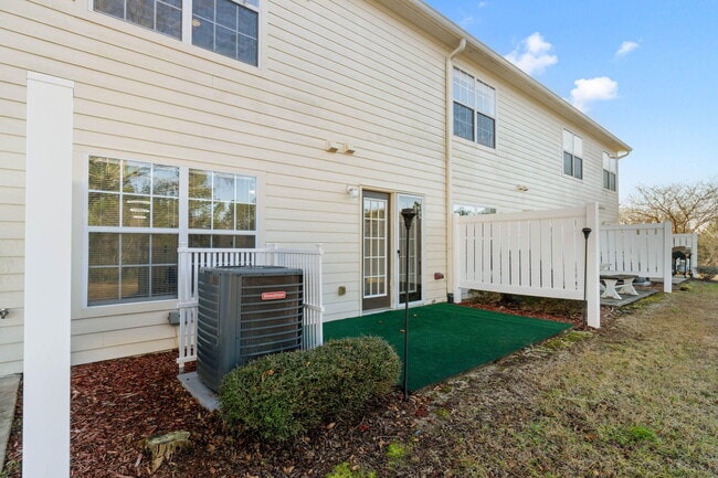 Building Photo - 707 Majestic Dr
