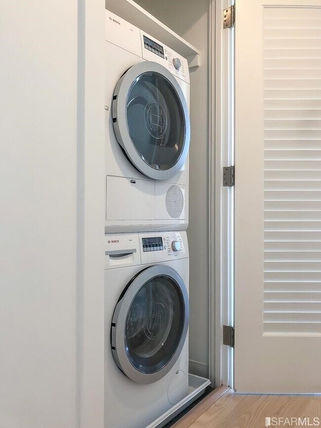 Building Photo - 338 Main St