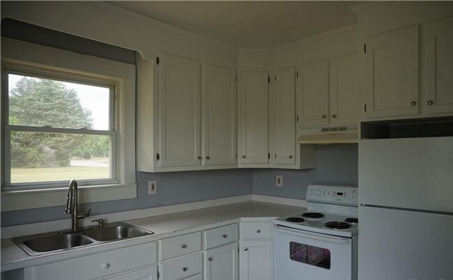 Building Photo - Quiet Home with Large COvered front porch ...