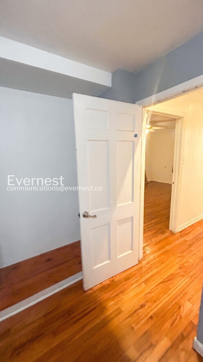 Building Photo - 118 Cravens Ave