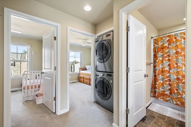 Building Photo - 3-Level Townhome in Woodstream!
