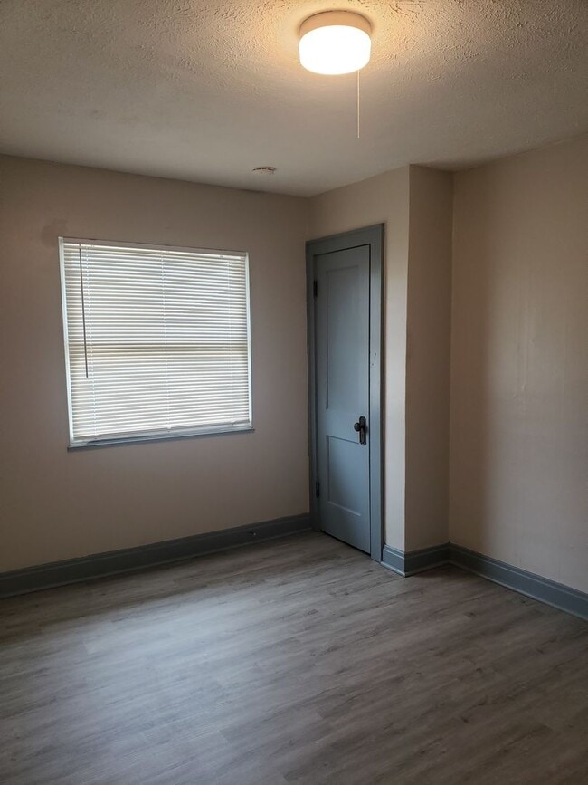 Building Photo - 209-211 N. Hague Avenue